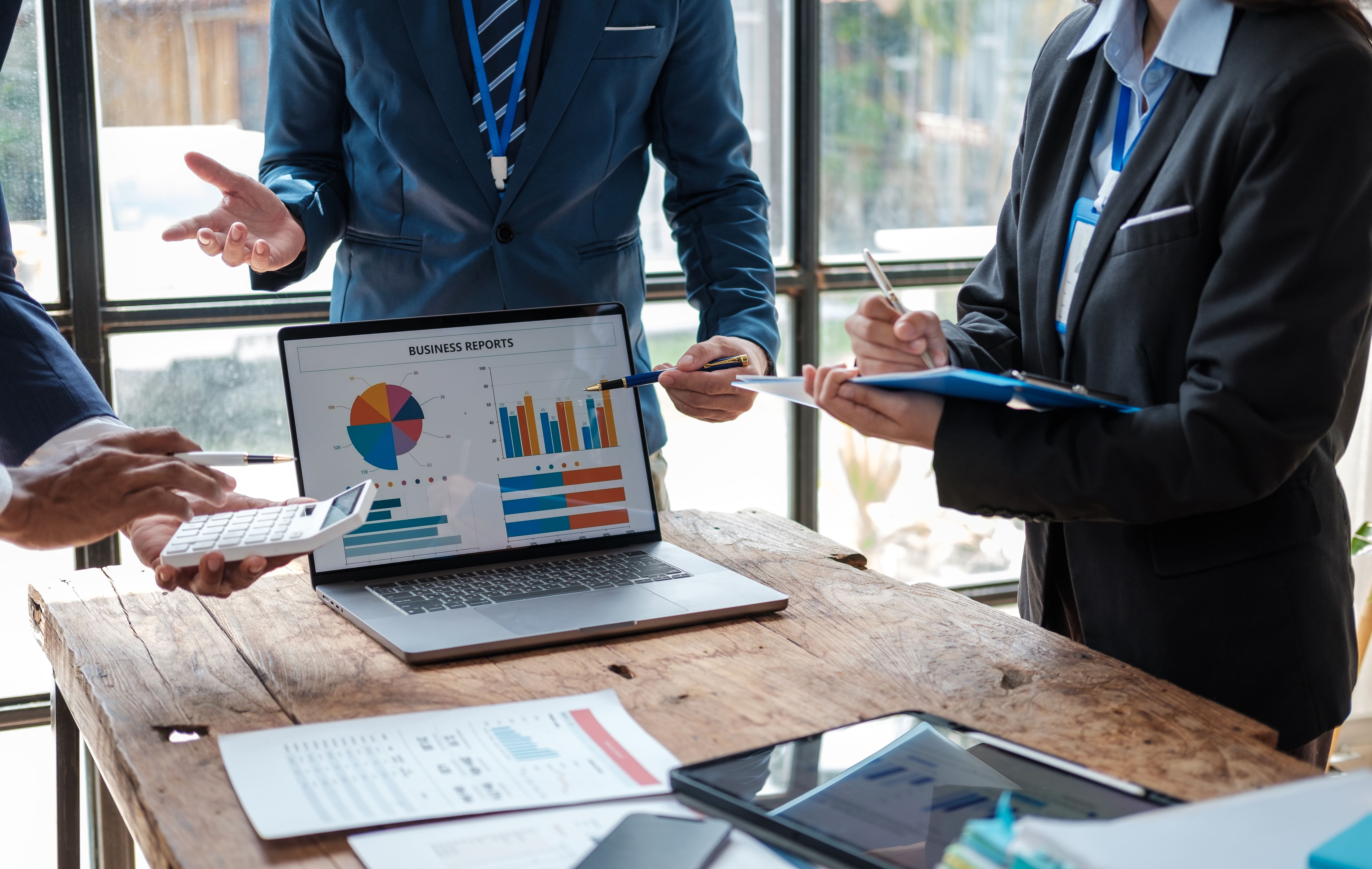 Equipe BeTech analisando relatórios de negócio com notebook